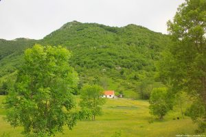 Горы с домиком в Черногории